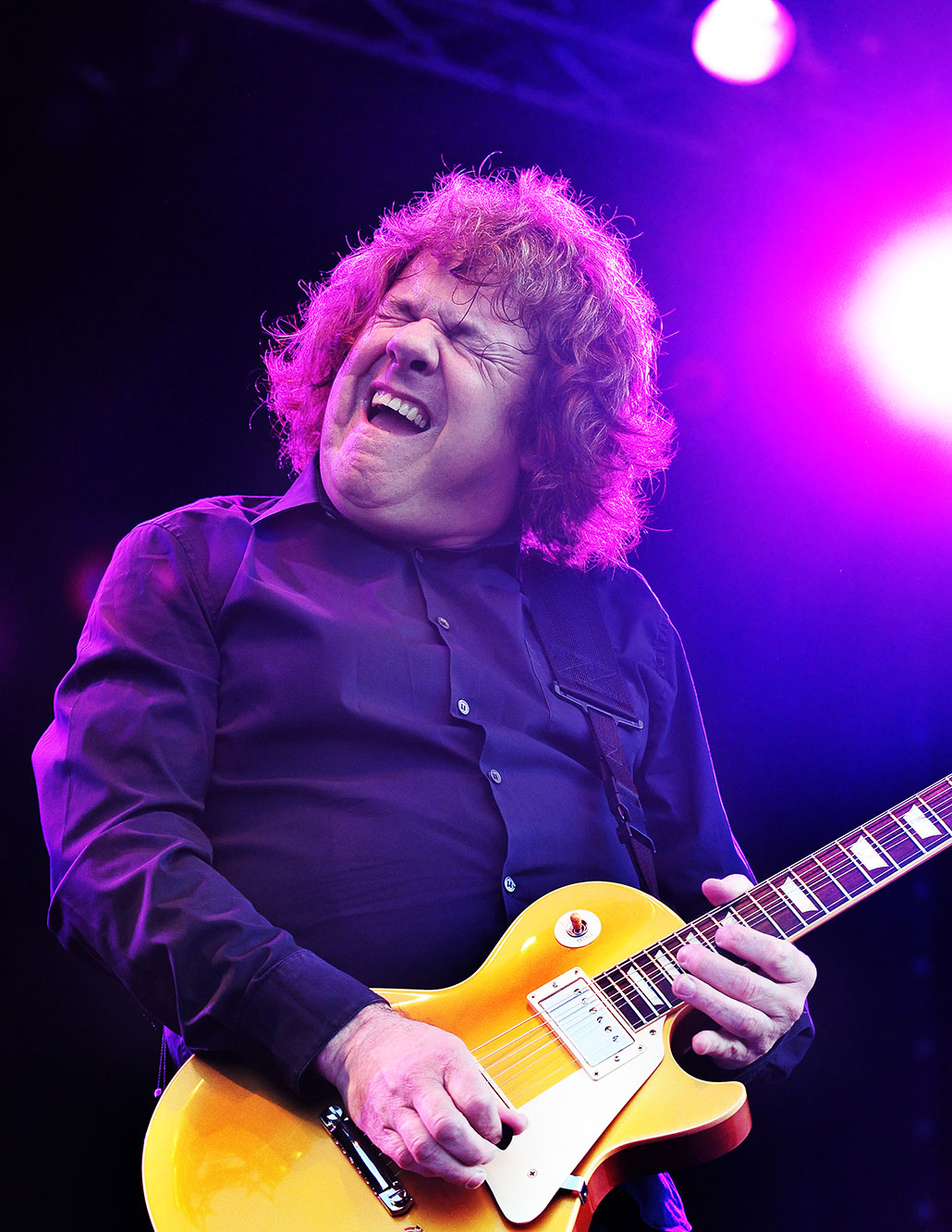 Gary Moore playing at the Beach of Pite-Havsbad, outside the city of Piteå in Sweden. Tibban99, CC BY 3.0 <https://creativecommons.org/licenses/by/3.0>, via Wikimedia Commons