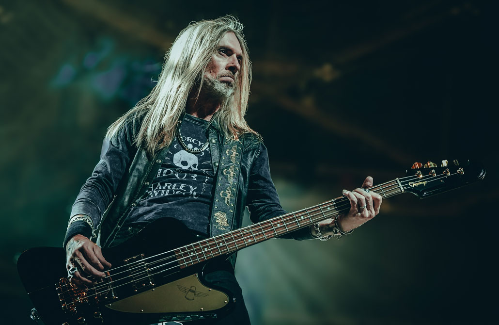 Rex Brown, famous for his work with legendary metal bands Pantera and Down, plays his new Epiphone Thunderbird Bass guitar.