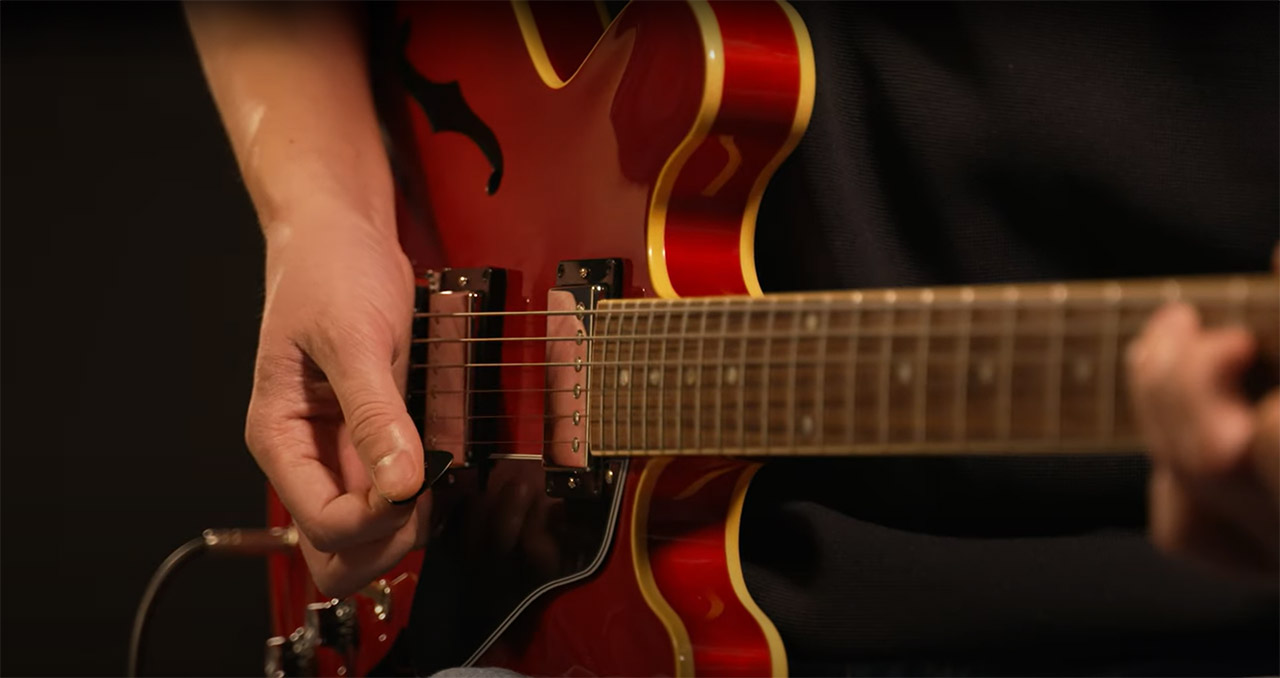 Gibson App lesson with a Gibson ES-335