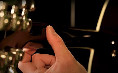 Video: Beginner hints and tips on fretting when playing guitar