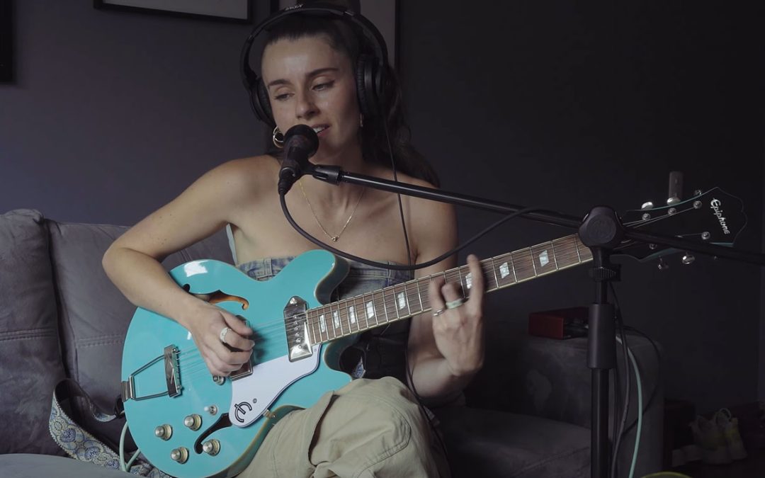 Video: Gibson TV en Español releases “Mi Epiphone” featuring Sabi Satizábal and her Epiphone Casino Coupe